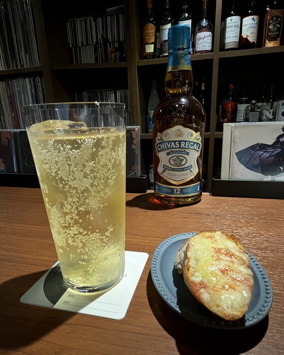 私の定番シーバスリーガルミズナラのハイボール（1000円）とお通しのパン。