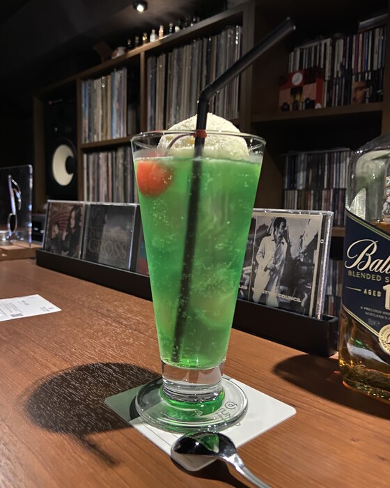 ウオッカ入りの大人のクリームソーダ（1100円）。