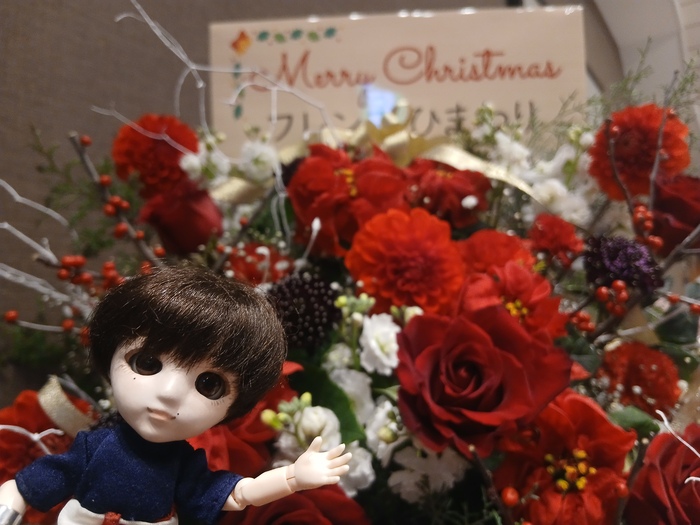 クリスマスのメッセージカードが飾られたお花とちびナカノさん