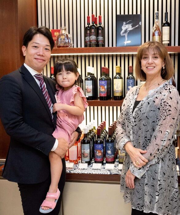 (左)高岡さん (真ん中)娘の芽生さん(右)　ニーナ・アナニアシヴィリさん（ジョージア出身の著名なバレエダンサー。ジョージアワインをプロデュースされています）