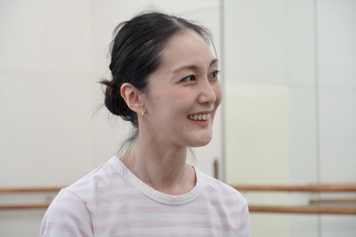 インタビューに答える青山さん