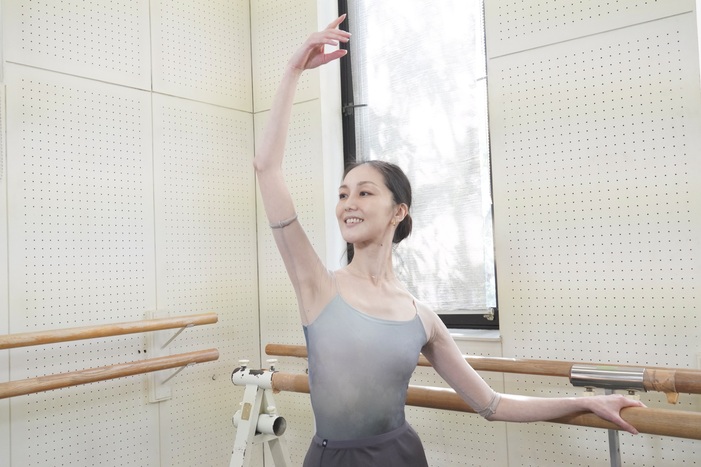 ポーズを決める青山さん