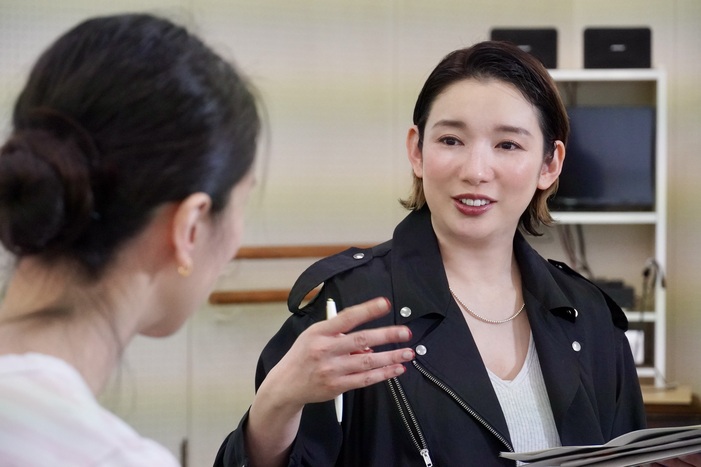 話を聞き出す沙央さん