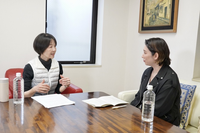 向き合う挾間先生と沙央さん
