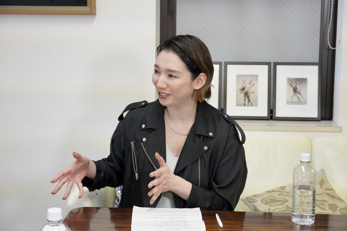 身振り手振りを加える沙央さん