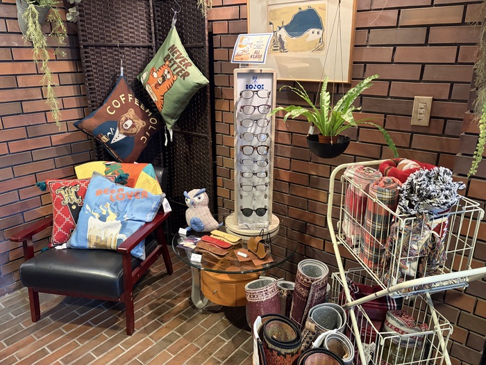 絨毯、眼鏡のディスプレイ