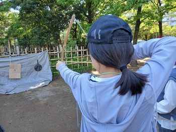弓矢で遊ぶ様子