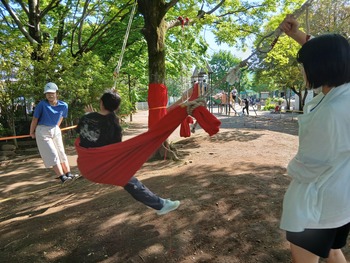 ブランコで遊ぶ子どもたち