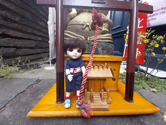 お参りするちびナカノさん