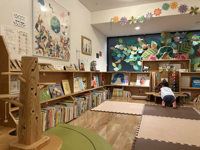 たくさんの本が揃っています。『はらぺこあおむし』の翻訳者、中野区ゆかりの森比左志さん直筆のメッセージも