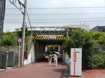 東京工科自動車大学校の横の高架下