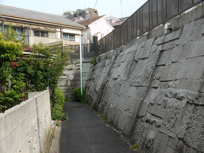 早稲田通り沿いの崖下