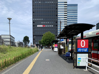 中野駅北口のバス停前