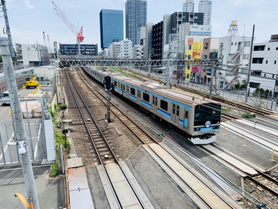 歩道橋の下を通る電車