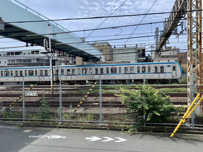 歩道橋の下からの眺め