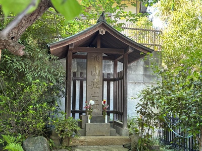 山荘の碑