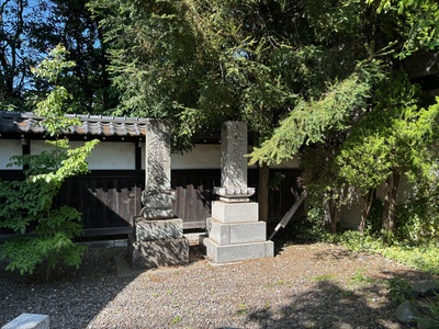 入口の石造