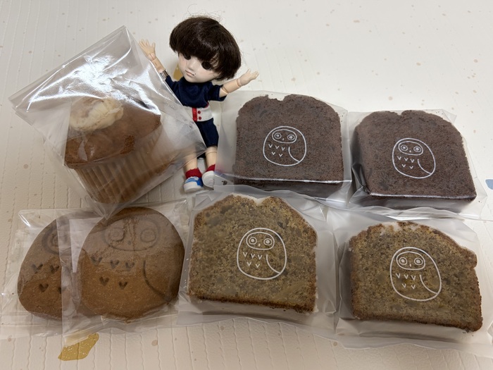 ふくふく焼き菓子店の商品とちびナカノさん
