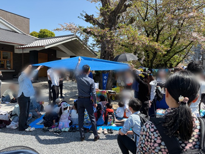 あまりに日差しにブルーシートで日影作り