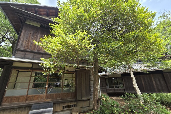 「鬼神窟」（左）と「髑髏庵」（右）。