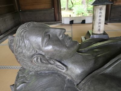 涅槃像の横顔