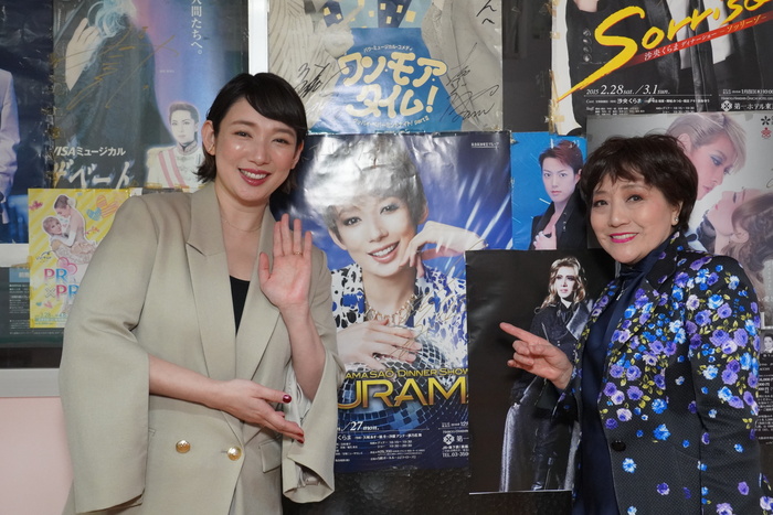 ポーズをとる沙央氏、三井氏