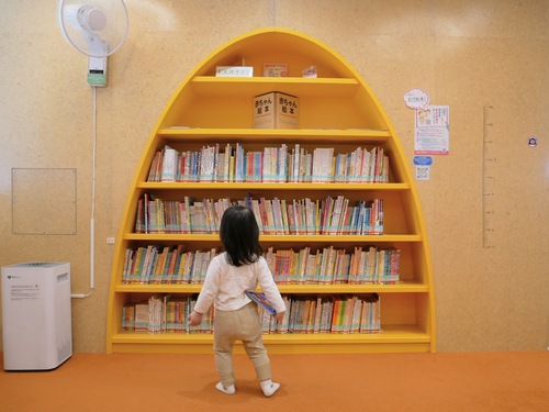 中野東図書館の本棚