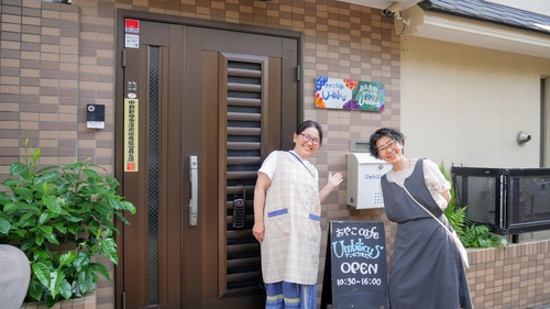 スタッフとアンビリカスの玄関で