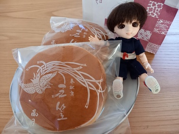 鳳月堂のどら焼きとちびナカノさん