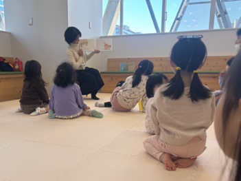 絵本読み聞かせの様子