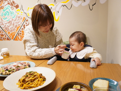 食事を楽しむ親子