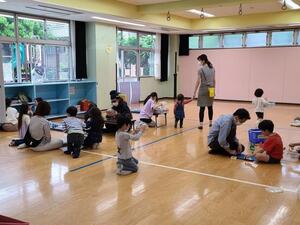 児童館の一室で遊ぶ子どもたちの様子