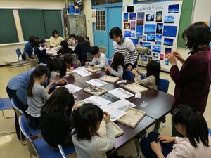 ビーズ創作をする子どもたちの様子