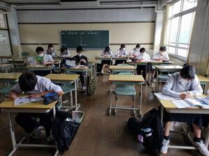 教室で勉強する子どもたちの様子