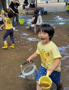 水遊びをする子どもたちの様子