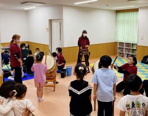 和太鼓を体験する子どもたちの様子