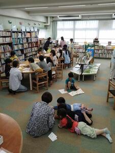 本を読んでいる子どもの様子