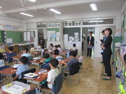 教育委員が授業を見学する様子
