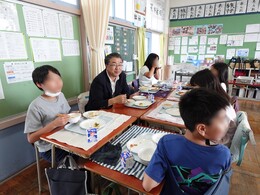 教育長と児童が一緒に給食を喫食する様子