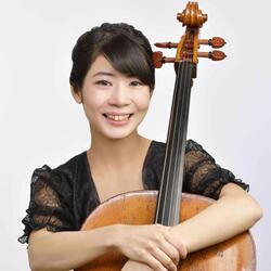 チェロ 管野 真衣氏の写真