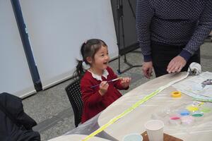 紙を好きな色でペイントしている様子を写した写真