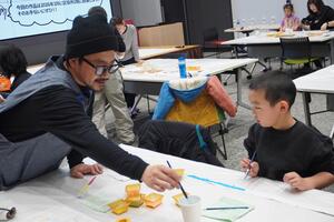 グラデーションペイントを教わる様子を写した写真