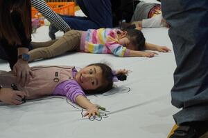 シルエットを記録している様子を写した写真