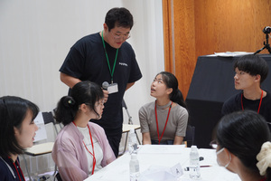 鑑賞会でアニメーターに質問をする様子を写した写真