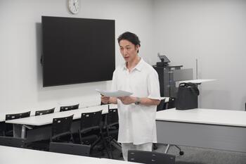 企画をプレゼンテーション、質疑応答の様子の写真