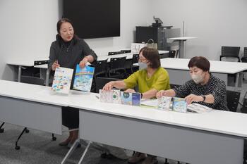 企画をプレゼンテーション、質疑応答の様子の写真