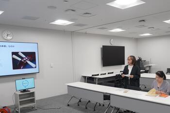 企画をプレゼンテーション、質疑応答の様子の写真