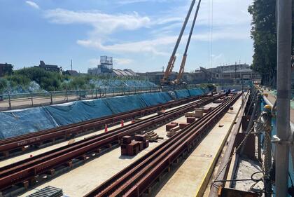 曳家経路にレールが設置された様子