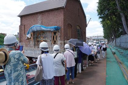 来場者が曳家を見学している様子1