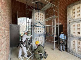 正門南面の木製大扉を解体している様子